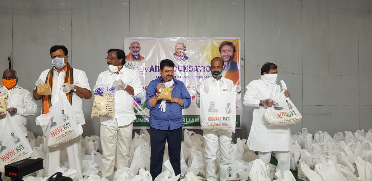 bandisanjay_bjp's tweet image. Flagged off the vehicle carrying MODI KITS comprising of essential items  sponsored by Hon&apos;ble MoS for Home Affairs Shri @kishanreddybjp garu for the needy of Hyderabad and Secunderabad constituency.
Sri - Garikapati Mohan Rao,@RaoMlc, @ChintalaRReddy @ReddyPonguleti were present