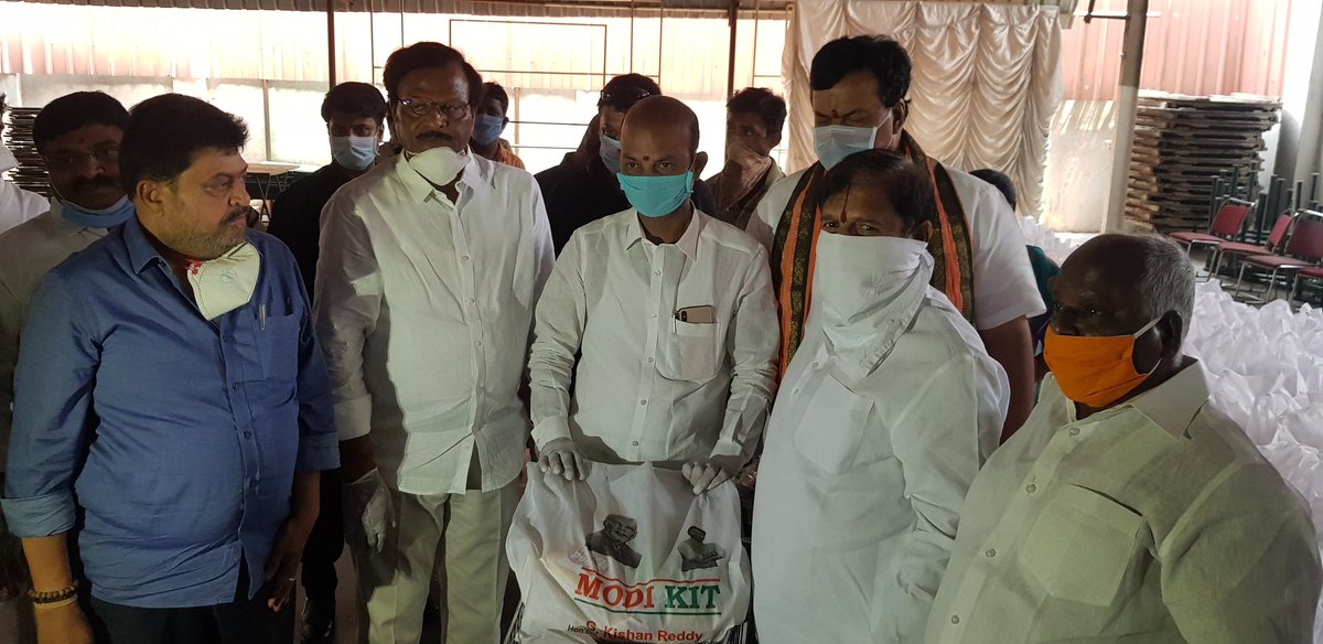 bandisanjay_bjp's tweet image. Flagged off the vehicle carrying MODI KITS comprising of essential items  sponsored by Hon&apos;ble MoS for Home Affairs Shri @kishanreddybjp garu for the needy of Hyderabad and Secunderabad constituency.
Sri - Garikapati Mohan Rao,@RaoMlc, @ChintalaRReddy @ReddyPonguleti were present