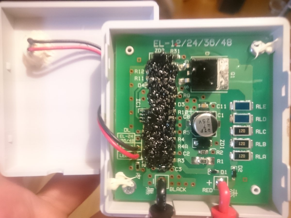 Mctek 車庫に転がっていたエルマシステム のび 太12vを開けてみた 複製防止目的と思われる黒いレジンがなかなか嫌味だが原価は千円程度だろう 原理は見えている部分から察するに中央のコンデンサを利用したチャージポンプかな おまけでバッテリ接続時の