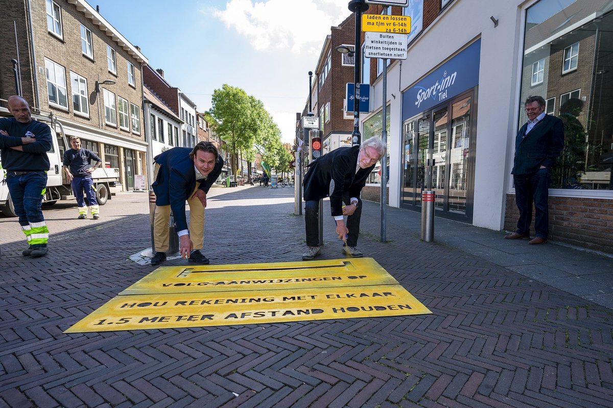 Wethouders Ben Brink &amp; Frank Groen spoten vanochtend krijtverf in de binnenstad om de aandacht te vragen voor 1,5 meter afstand houden. Op verschillende plaatsen in Tiel is de krijtverf zichtbaar. Dit is een actie van de politie, boa's &amp; gemeente. #blijfthuis #HouVol #AlleenSamen
