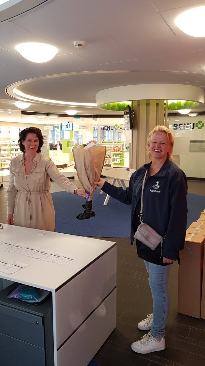 BulleeMarja's tweet photo. Namens Rabobank Lek en Merwede boeketten bloemen mogen brengen bij  Verpleeghuis Lingesteyn #Rabobank https://t.co/tLqOODExT8