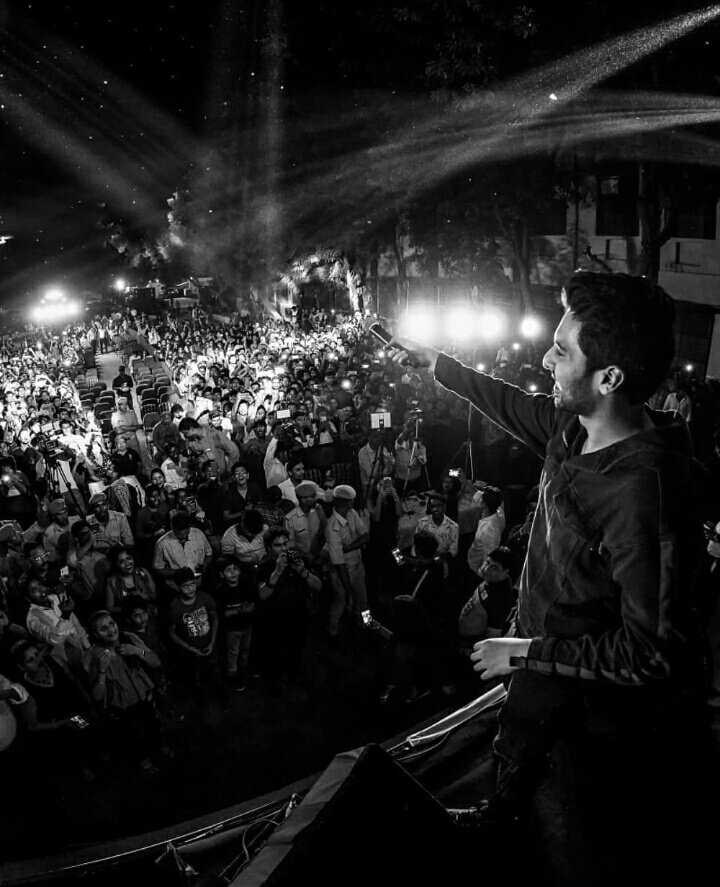 Miss_Amaalian's tweet photo. I am just missing badly @ArmaanMalik22 's STAGE CONCERTS,
Although this frequent lives on IG, YT, FB etc are AMazing but still i just miss that
-grand entry of Armaan with #MHHT
-shouting crazily during his entry
-moment when he handovers his mics towards us
-moment when the https://t.co/6V0UilpmBV