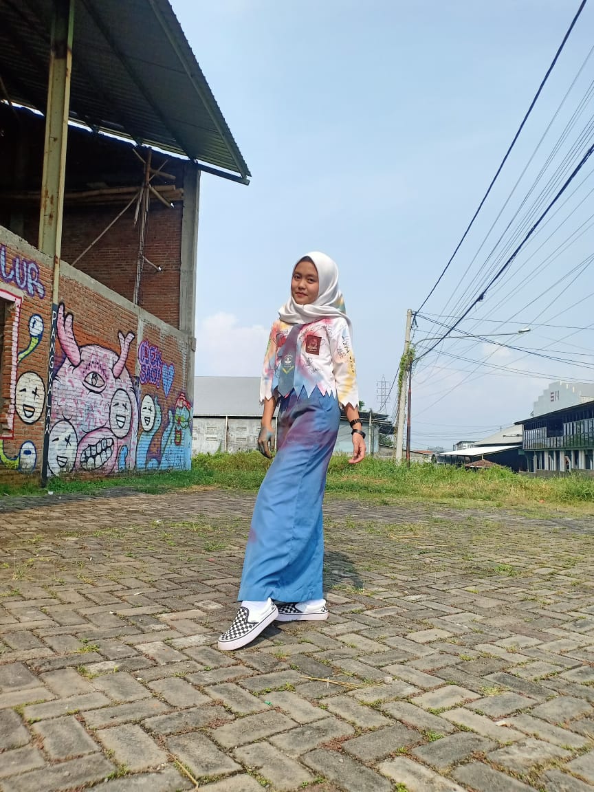 jihancokkk's tweet photo. Aku kaya masi sd ajaa
#lulusancorona 
#lulus2020
#lulusonline https://t.co/FVmcqvIbIC