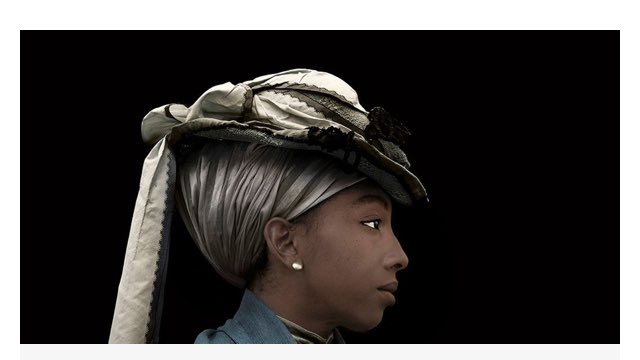 l’Afrique. Le simple chiffon porté par des millions de femmes asservies et leurs descendants a servi d’unicité identitaire et communautaire. Symboliquement, le foulard chez la femme afro-américaine était un signe de non soumission et de résistance.