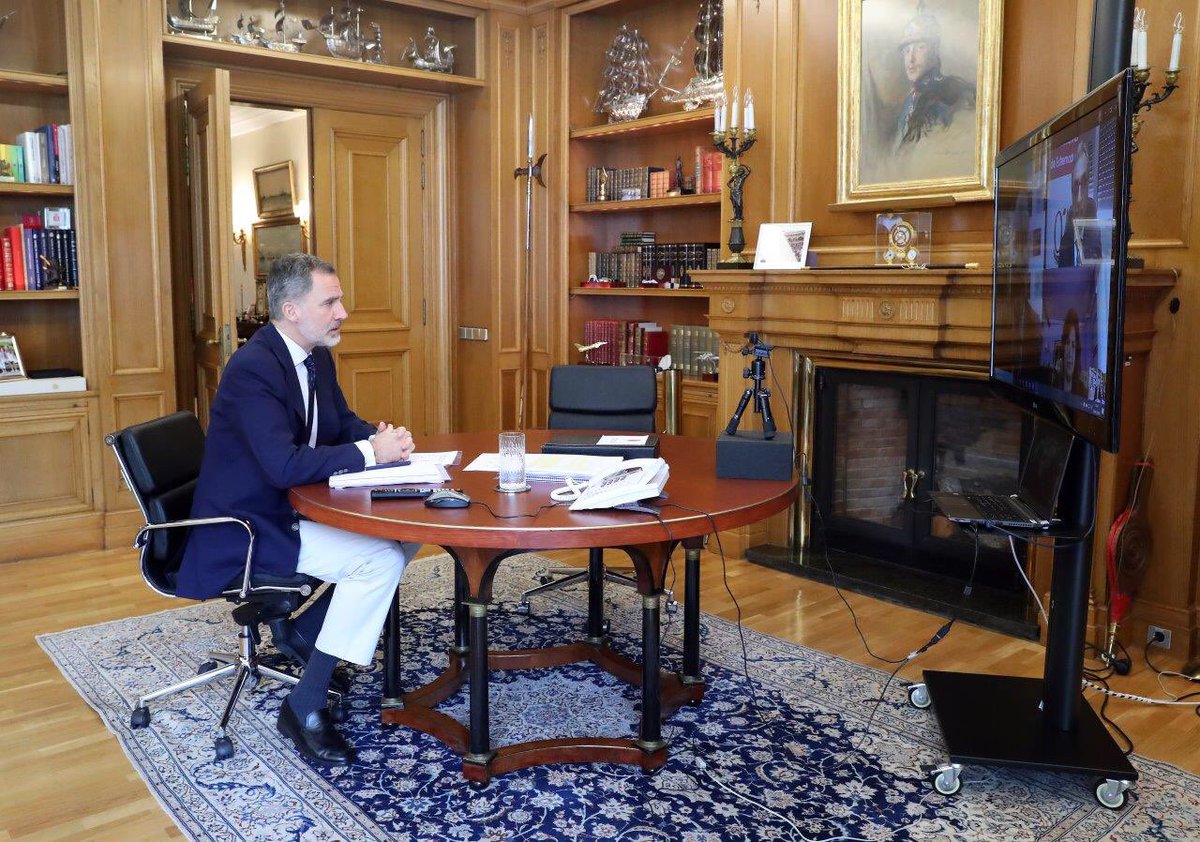 CasaReal's tweet photo. El Rey, con los gestores administrativos, esenciales para solucionar trámites a los ciudadanos como consecuencia de la pandemia. Responsables del Consejo Gral de los Colegios de Gestores Administrativos le han señalado que se trasladan también las necesidades de los ciudadanos. https://t.co/DNMZ6exG5B