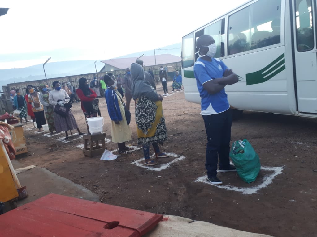 RYVCP_Gasabo's tweet photo. Urubyiruko rw' abakorerabushake mugufasha abanyarwanda kubahiriza amabwiriza mashya yo kwirinda #Covid19 mubijyanye na #Transport aho bafashaga abagenzi kubahiriza:
#InterayaMetero1 #KwambaraAgapfukamunwa
#GukarabaIntoki
#GutegerezanyaUmutuzoImodoka
#Twirinde
#RwOT
@RURA_RWANDA https://t.co/loLwKbfdKx