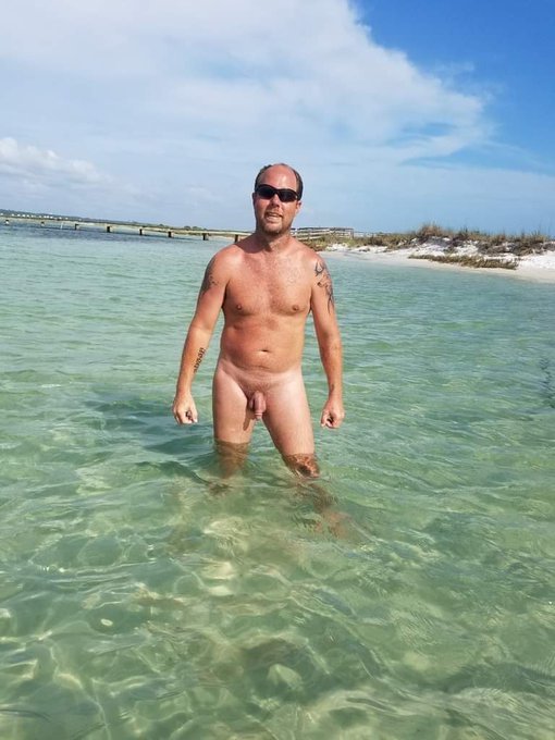 Girlfriend took some pics of me out at the beach https://t.co/rUKJJEzd7I