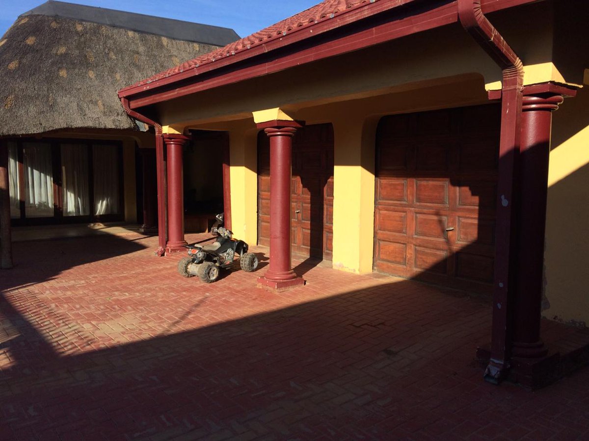 tebogomatjila12's tweet photo. A 3 bedroom house available for sale at Temba unit ext 1 Hammanskraal. It has a double garage. Kitchen.dinning room.lapa. security wall.#DoPropertyBetter https://t.co/AtOYJThjJ0