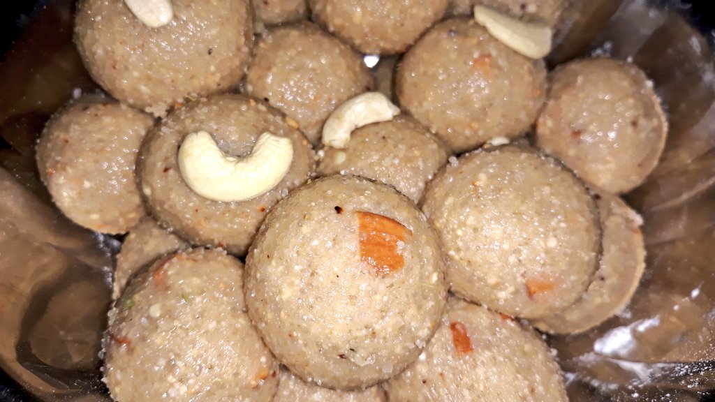 GopiKishorRaja2's tweet photo. #LockDown Special
Prepared By Me..
నా చేతిలో రూపు దిద్దుకున్న #తినుబండారం
#అటుకుల లడ్డు
#Pooha Laddu https://t.co/dYiBJTRS0j
