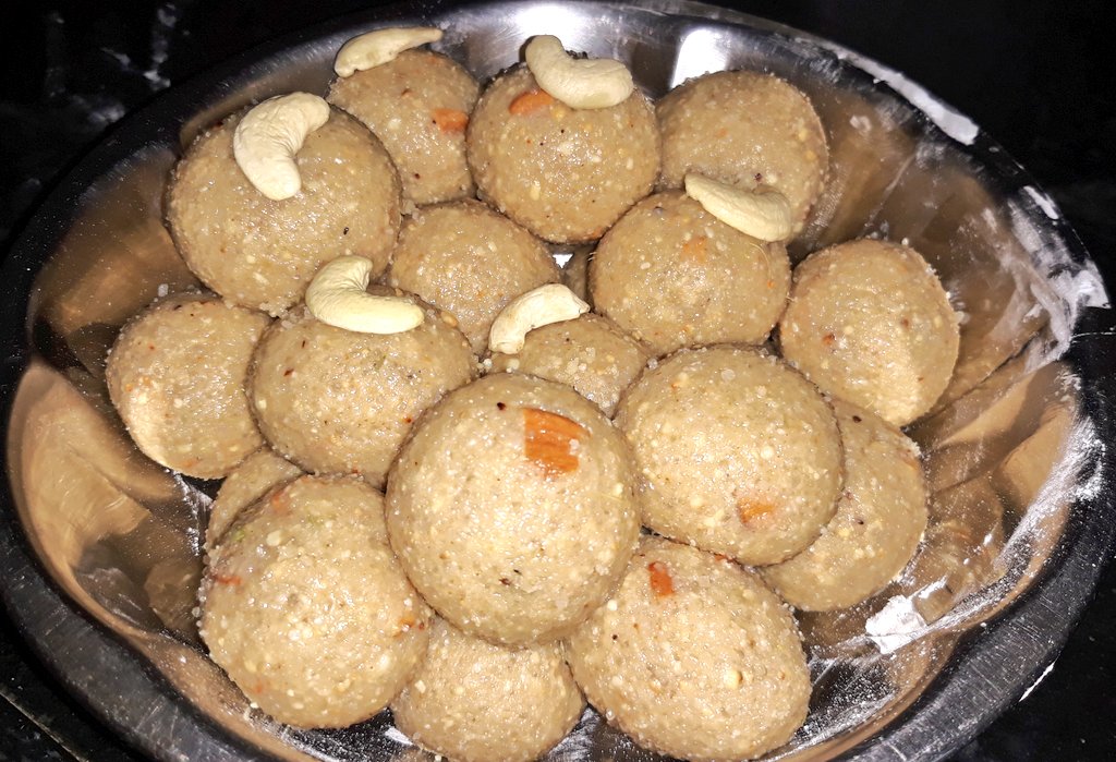 GopiKishorRaja2's tweet photo. #LockDown Special
Prepared By Me..
నా చేతిలో రూపు దిద్దుకున్న #తినుబండారం
#అటుకుల లడ్డు
#Pooha Laddu https://t.co/dYiBJTRS0j