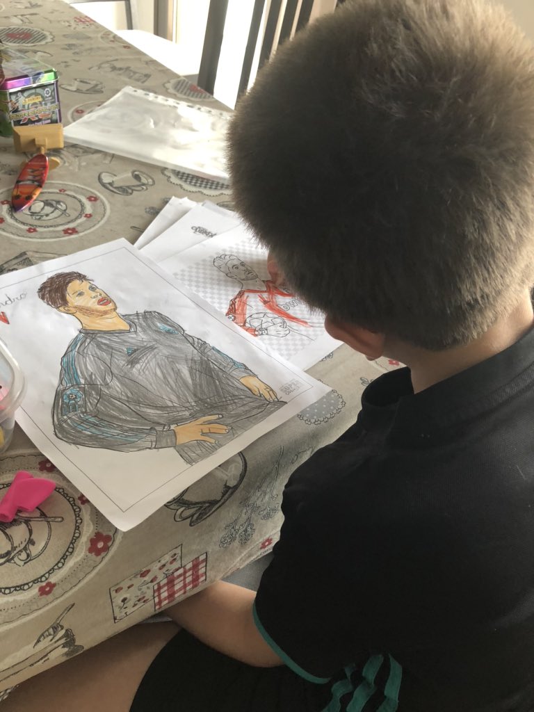 david_nisio's tweet photo. @SergioRamos mira que dibujo ha pintado mi hijo Alejandro durante el #confinamiento . Dice que eres el mejor! Nos ha pedido para su cumple (11 de mayo) la camiseta verde con tu nombre! (Espero que se porte bien para que se la regalemos). Un abrazo!! https://t.co/gA8l9OpsLc