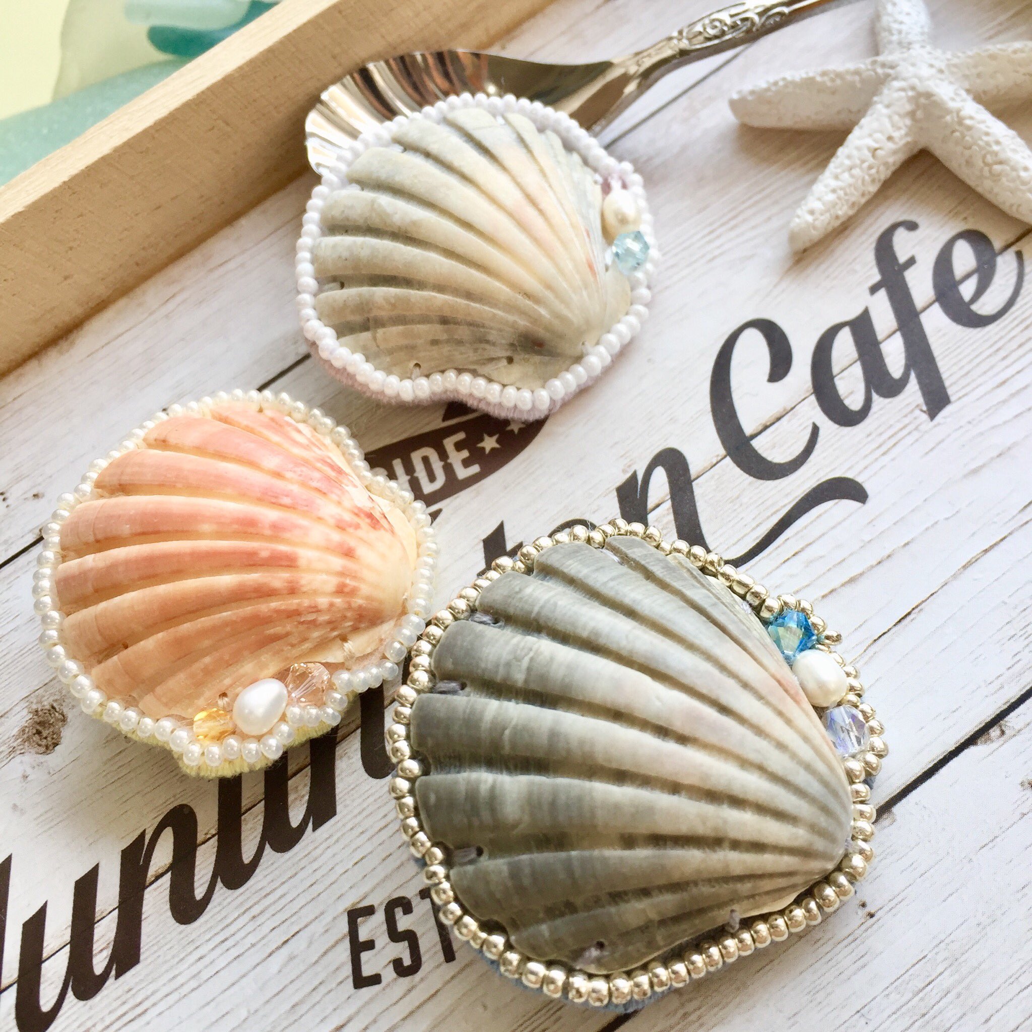 海のサチ シーグラス 貝殻アクセサリー イタヤガイのビーズ刺繍ブローチ フリルのような形が可愛い 貝殻のブローチです 自然のままの色を活かしています １つ着けるだけで シンプルなトートバッグも爽やかな印象に早変わり こちらの作品は