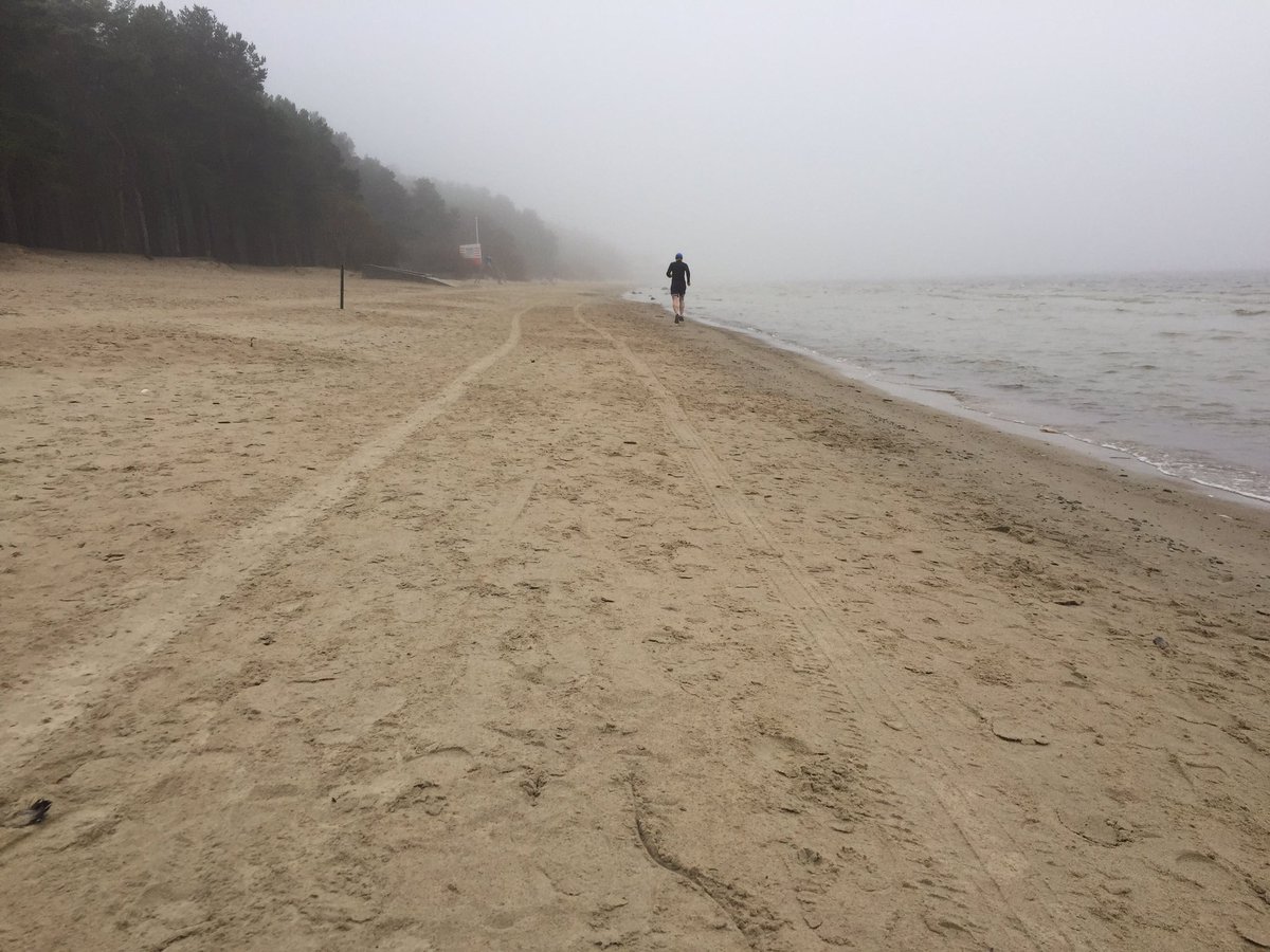 SiljaHu's tweet photo. Twiittisarja #poikkeustilaviroksi, osa 38.
Paine on viroksi surve. Se kasvaa nyt esim. rajojen avaamisen suhteen. (Kuva ei liity mitenkään, paitsi että tuolla sumussa on meri, jolle haluaisi päästä).
#poikkeustila #koronavirus #viro #eestikeel #estonia #kielet #keeled #sanasto https://t.co/CEDfKh1V7j