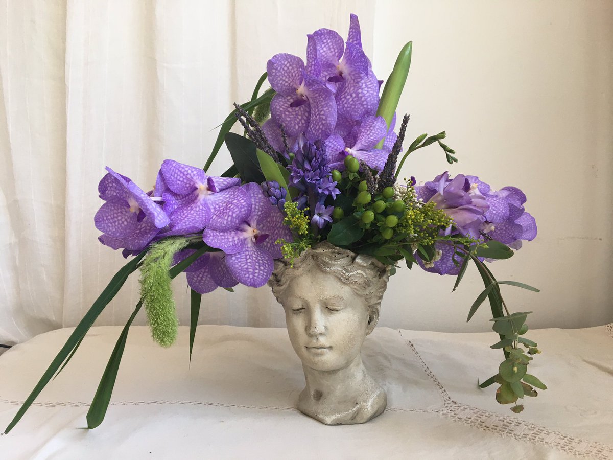 Buenos días!
Arrancamos la semana con energía y lo hacemos con uno de nuestros arreglos entregados ayer a una Mami muy especial de las muchas que se encuentran estos días en primera línea de batalla.
#orquideasvanda #cabezashuecas #cabezashelenicas #orquideas #floresAdomicilio