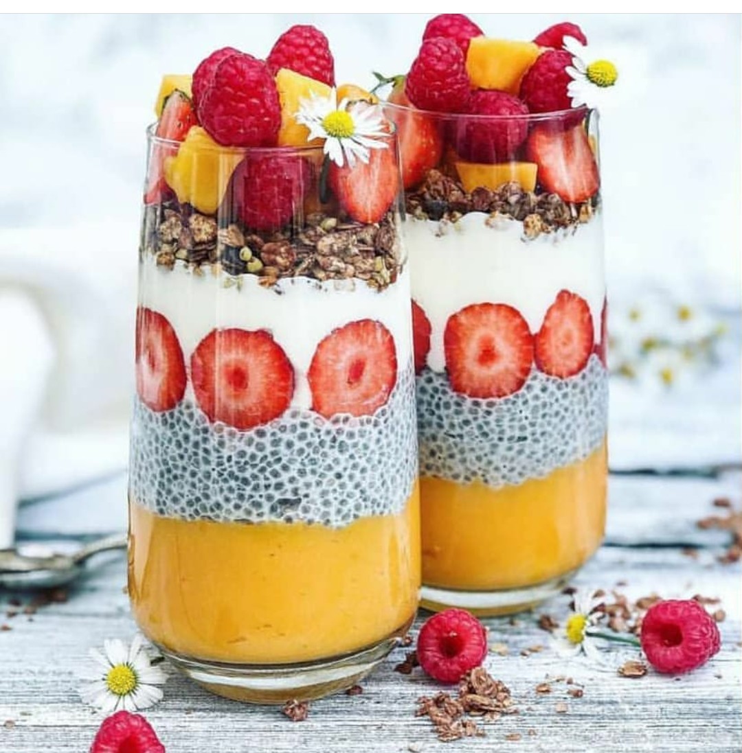 SylviaHengelha2's tweet photo. #Frühstück mal anders #mangomus
#chiapudding #erdbeeren #granola https://t.co/TmnFXKC8To