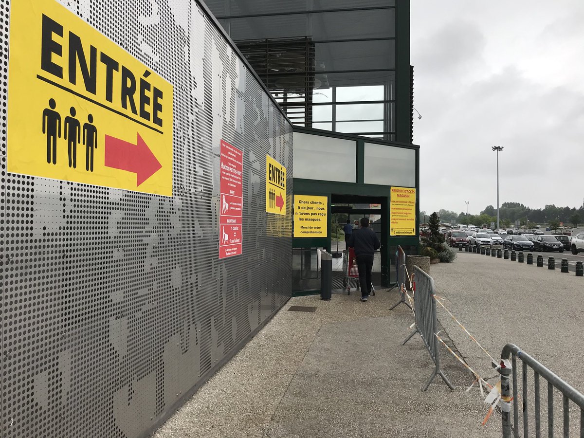 MTisonNavez's tweet photo. Auchan Petite-Forêt avait placardé une  affiche :  les #masques n’étaient pas arrivés. Sur les 110 clients  présents à l’ouverture,  peu de personnes venaient spécifiquement pour cela. ⁦@VDNValenciennes⁩ https://t.co/lCyR0QMeCT