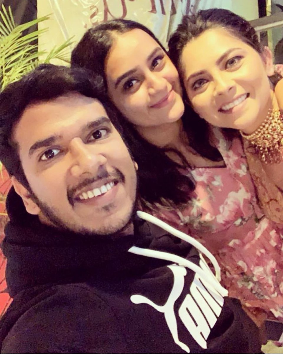 marathilimelite's tweet photo. #flashbackmemories सेल्फीग्राम 🤳
@akshaytanksale @parnapeace @sonalee18588
#selfietime📷
#selfigram #sonaleekulkarni #akshaytanksale #parnapethe #marathiactor #marathikalakar #marathiactress #marathistars #marathicineworld #marathiactor #marathiindustry #marathientertainment https://t.co/C7xoY5Y9I5