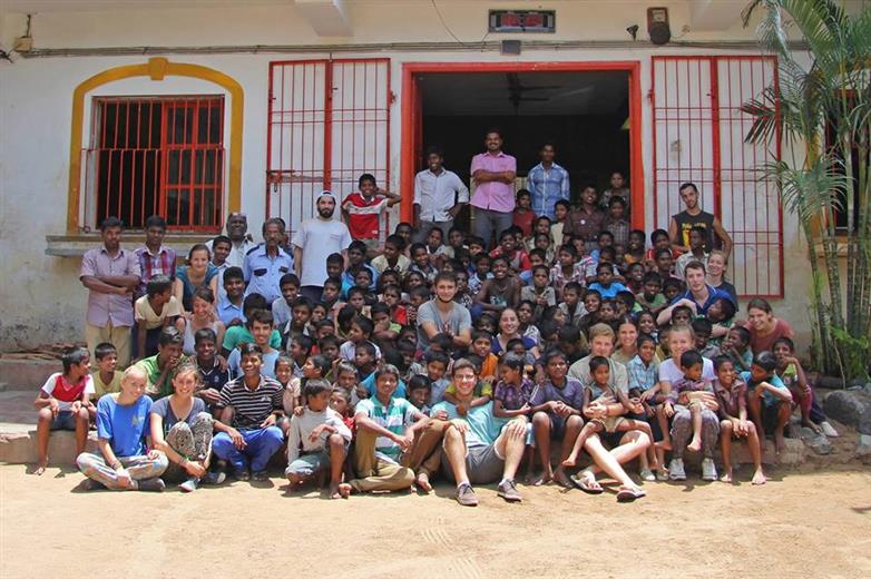 lvc_civ's tweet photo. Dans LVC, Paola nous alerte sur la situation dramatique liée au coronavirus d'un orphelinat qu'elle a visité à Pondichéry, et fait appel à nos dons : https://t.co/92ukQBRqwm https://t.co/wSg2zoNkrA