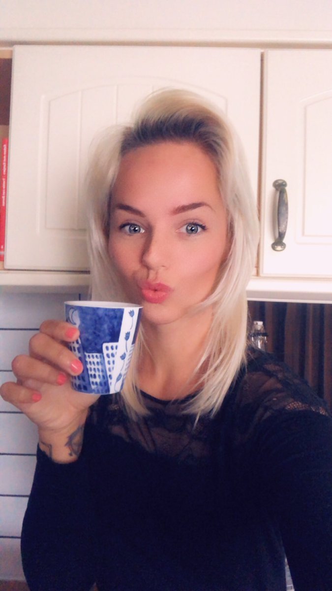 Let’s start this new week with something strong and black #coffee #afvallen #gezondafvallen #fitdutchies #afvallenzonderhonger #gezonderleven #koffie #koffietijd #zwartekoffie #blackcoffee #coffeelover #coffeetime #coffeeaddict #coffeequotes #selfie #vlogger #dutch #dutchie