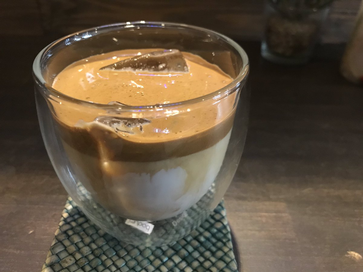 Cafe Rimba On Twitter はい 完成 アイスダルゴナw インスタントコーヒーを使うので香ばしいほろ苦さのある牛乳飲料 なんですかねw 混ぜずに飲んで後から牛乳を足すのもありですよw 疲れが飛んで頭がスッキリする甘さですよ 皆さんどうぞw