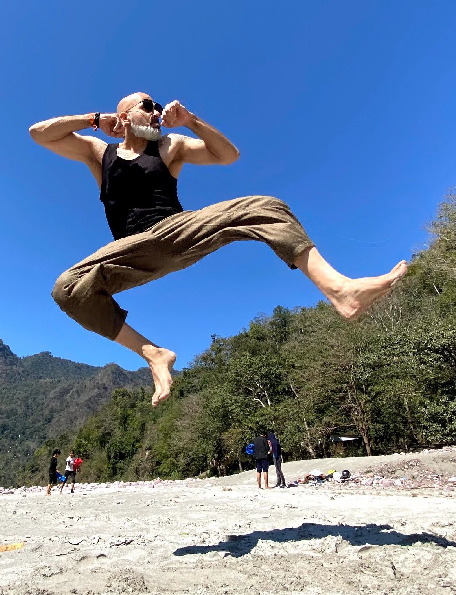 proyog's tweet photo. Gearing up to kick our worries, stresses and fears away. Who’s with us? #yoga #stressfree #mindfulness #kicksoftheday #motivation #jumpman https://t.co/qOslOYyXox