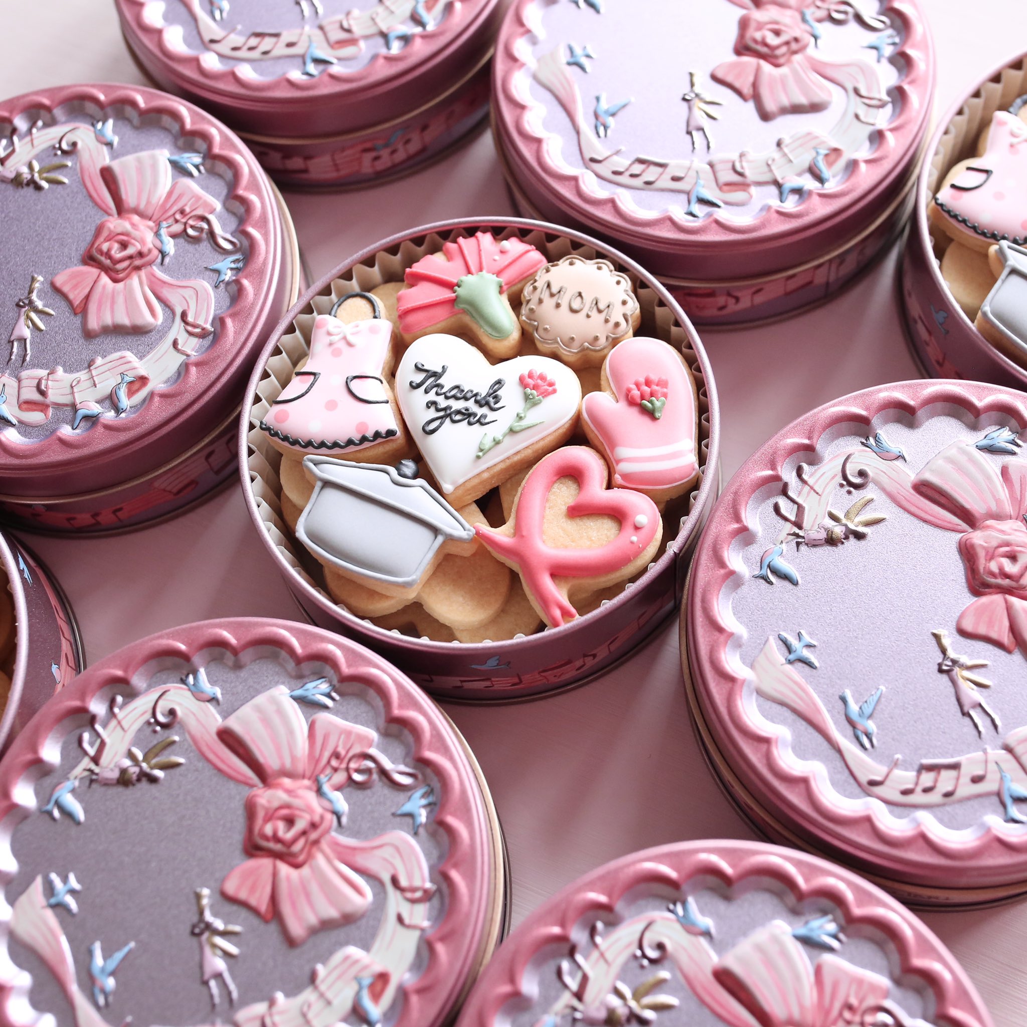 Twitter 上的 Wooyu Factory 우유공장 3 19 21アート てづくりバザール 母の日のクッキー缶2種 完成しました どちらも ピンク色の缶に母の日モチーフのミニクッキーが詰まっています 母の日のプレゼントにぜひどうぞ T Co 0rvmovuym5 母の日