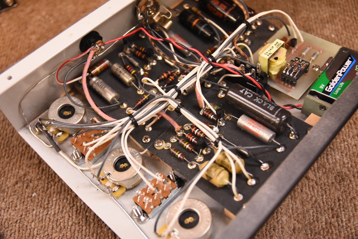 Mg_schematics's tweet photo. maestro bass brassmaster clone DIY
The board used VULCANIZED FIBER and the wiring was considered by myself. All parts used vinage. Resistance is carbon composite. #brassmaster #maestro #effector #stompbox #fx #fuzz #bass #DIY #エフェクター #ブラスマスター #マエストロ #ファズ https://t.co/PbujxADyFm