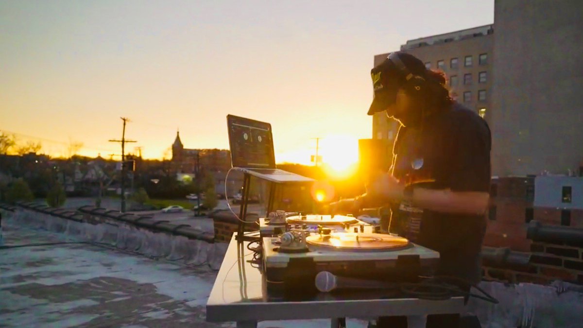 DjEV's tweet image. Just did a sunset live stream. Link: linktr.ee/EVTV!! 🙏🏽😷💙 

virtual photo shoot by @ContrastHigh wow 🤟🏽⚡️