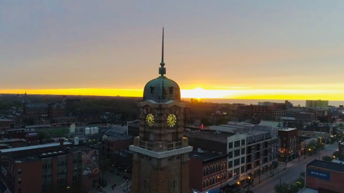 DjEV's tweet image. Just did a sunset live stream. Link: linktr.ee/EVTV!! 🙏🏽😷💙 

virtual photo shoot by @ContrastHigh wow 🤟🏽⚡️