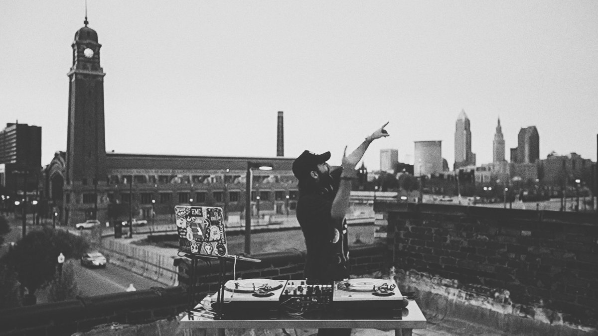 DjEV's tweet image. Just did a sunset live stream. Link: linktr.ee/EVTV!! 🙏🏽😷💙 

virtual photo shoot by @ContrastHigh wow 🤟🏽⚡️