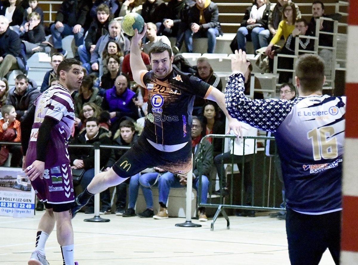 LCoursimault's tweet photo. #Handball
#Mercato
#N1M 
Julien Dominique, pivot du @Hbc_Gien, a prolongé. Un an de plus au #HBC
#SourceClub
@larep_fr https://t.co/zBnad7fBNz