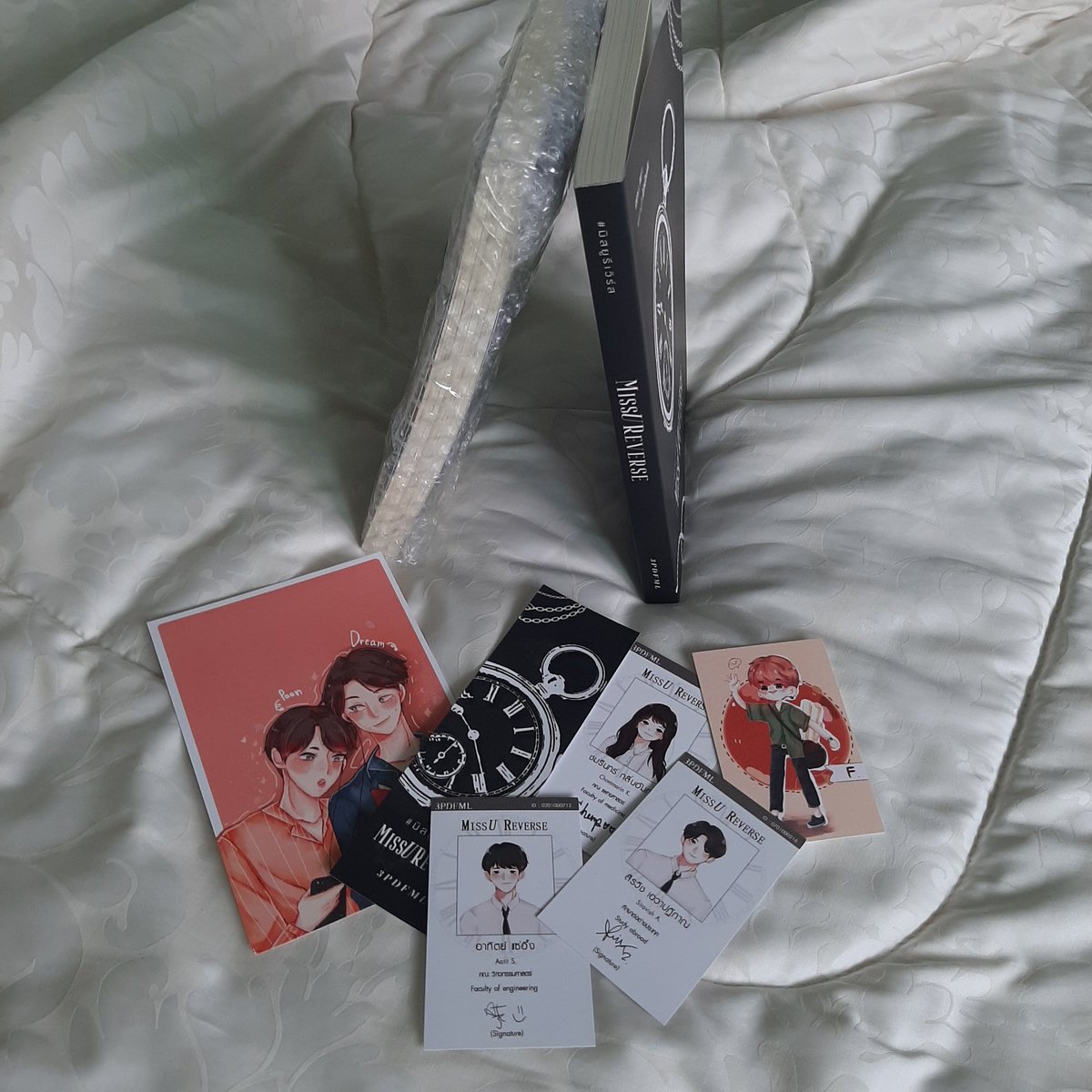 missucharacter's tweet photo. ได้เล่ม #มิสยูรีเวิร์ส มาแล้วนะคะดูดีมาก!
((มาพร้อมกับเล่มแจกเลยคืนนี้น่าจะประกาศว่าใครได้ไปนะคะไม่แกะออกจากบับเบิ้ลให้ด้วย!)) https://t.co/M2cOVn7Jcs