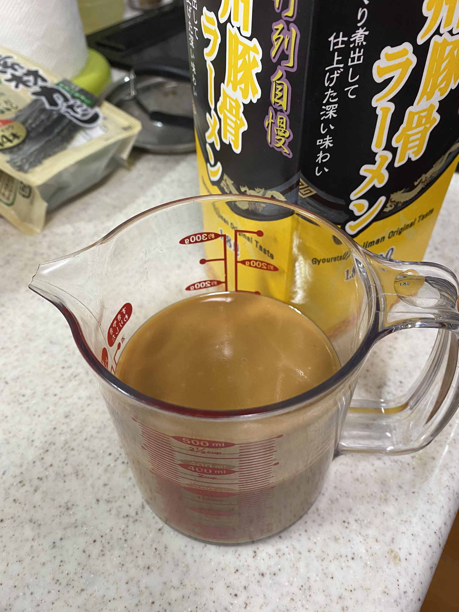 ルカノア 今日から3連休 ついにこいつを試す時が来た アリアケジャパン 株 業務用ラーメンスープ 行列自慢 新 九州豚骨ラーメン 1年以上前に仕入れた菅野製麺さんの極細ストレートが冷凍庫に眠ってたから とりあえずオーソドックスなやつ作って