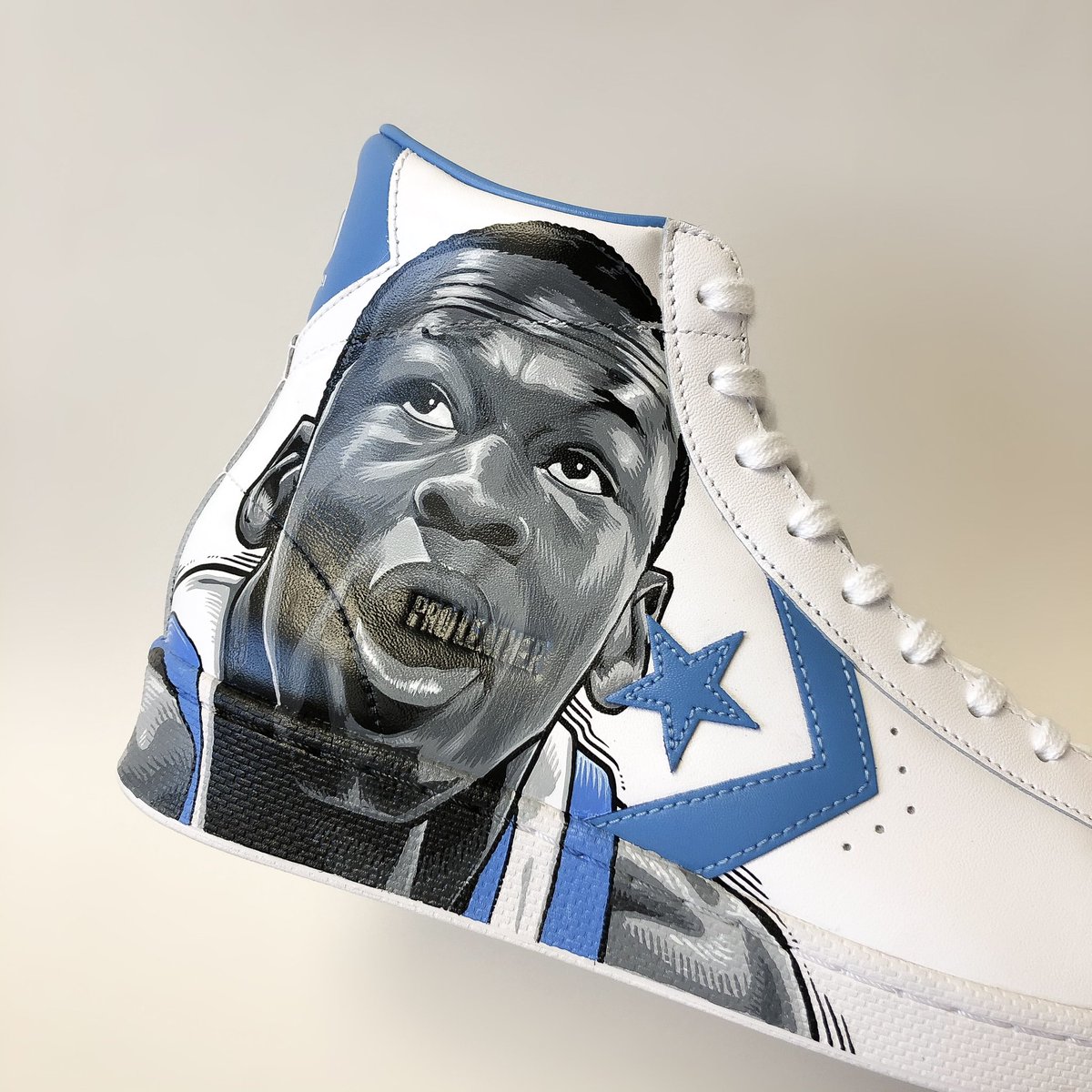 melonkicks's tweet photo. CONVERSE.
PRO LEATHER.
MICHAEL JORDAN UNC.
#melonkicks #converse #conversehoops #converseproleather #conversebasketball #createathome #thelastdance #lastdance #michaeljordan #jordan #tarheels #tarheelnation #ncaa #ncaabasketball #michaeljordanart #alcobendas #qualityoverquantity https://t.co/O9rOOTCzvx