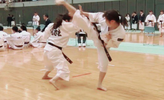 上段回し蹴り