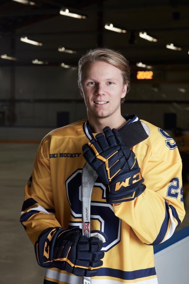 Ulrik Utakleiv har re-signert for Ski A-lag ✍️😍 🥳  22-åringen går inn i sitt andre år hos de 💛💙 etter en imponerende debutsesong i seniorhockeyen
📷 (2019): Jarle Nyttingnes   #jarlenyttingnes