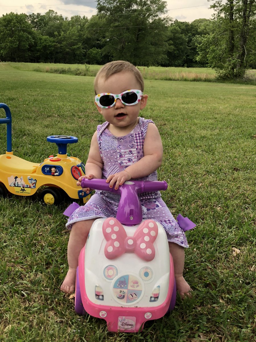 heatherbrooooke's tweet photo. you either get happy smiles or mean muggin.

Peep how cute she is in her sunnies. Someone had the best weekend 😍 https://t.co/FlHBVGtyP9