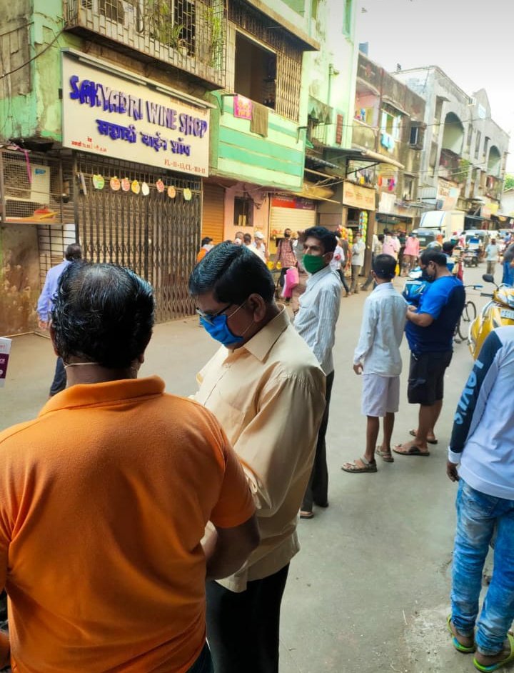 saranshg07's tweet photo. long queues outside liquor shop..idk why people are not serious ?
What mumbai police is doing? Why they tied their hands?
#uranpolice https://t.co/UCi1jgCv0f