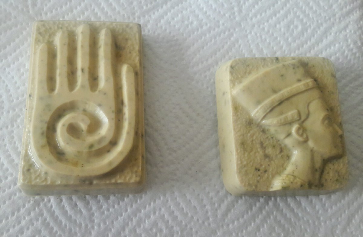 Mkhulu_Sivivane's tweet image. Yesterday my underground skeem &amp;amp; I made Mpepho soap😍... We are tired of enriching our colonizers who actually use our indigenous knowledge to develop their products, basithengisele wona. Ngikhathele ukuba yi consumer yabezindlebe zikhanyilanga. More to come. Thokoza Gogo🙏💚🕯🌻