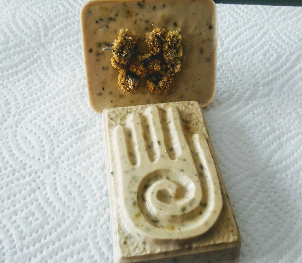 Mkhulu_Sivivane's tweet image. Yesterday my underground skeem &amp;amp; I made Mpepho soap😍... We are tired of enriching our colonizers who actually use our indigenous knowledge to develop their products, basithengisele wona. Ngikhathele ukuba yi consumer yabezindlebe zikhanyilanga. More to come. Thokoza Gogo🙏💚🕯🌻