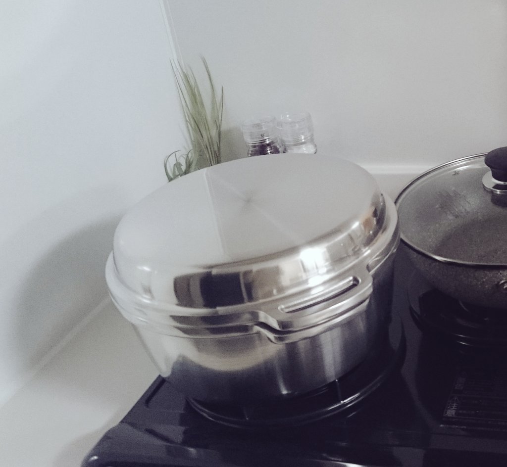 ちぇるまりあさま 無水鍋 蒸す 煮る 茹でる 炊く 炒める 焼く 揚げる 全部いけちゃうし 蓋も鍋として使えちゃうし 付属の鍋つかみが可愛い アルミだから重曹で洗うと黒ずむらしい どーりで なるほど クレンザーでくるくるしたらキレイになる ちぇるまりあさま 無水鍋 蒸す 煮る 茹でる 炊く 炒める 焼く 揚げる 全部いけちゃうし 蓋も鍋として使えちゃうし 付属の鍋つかみが可愛い アルミだから重曹で洗うと黒ずむらしい どーりで なるほど クレンザーでくるくるしたらキレイになる