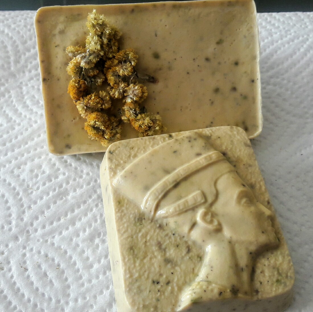 Mkhulu_Sivivane's tweet image. Yesterday my underground skeem &amp;amp; I made Mpepho soap😍... We are tired of enriching our colonizers who actually use our indigenous knowledge to develop their products, basithengisele wona. Ngikhathele ukuba yi consumer yabezindlebe zikhanyilanga. More to come. Thokoza Gogo🙏💚🕯🌻