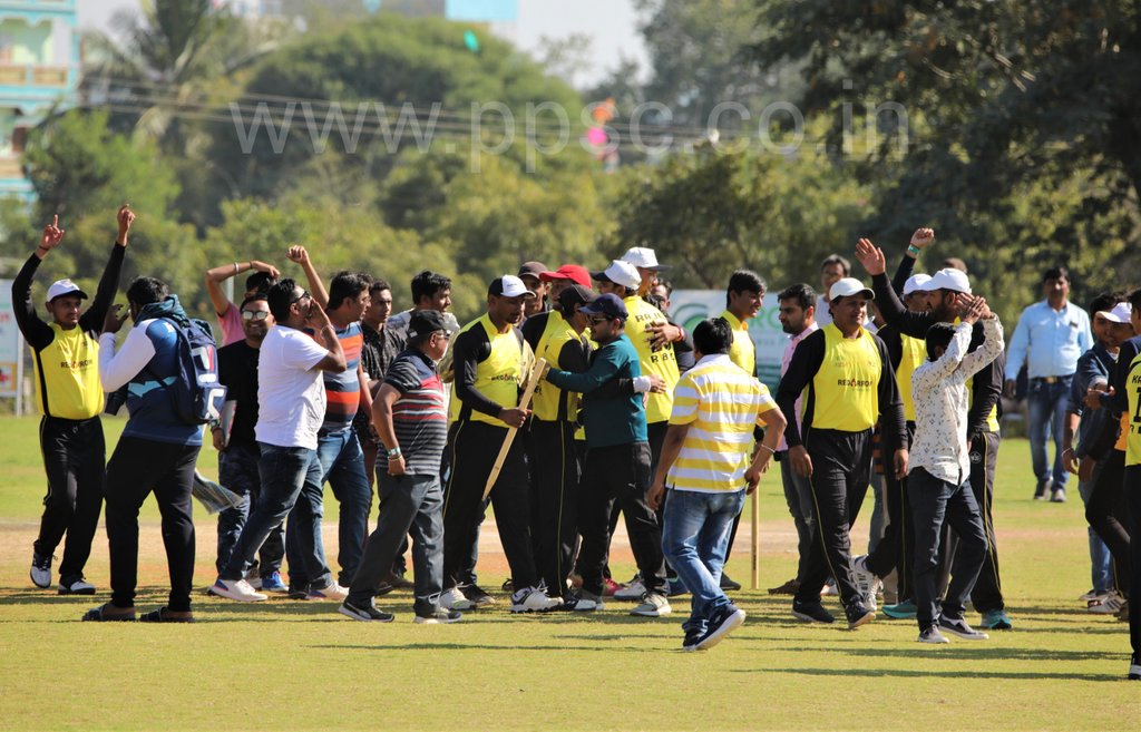 PatidarPPL's tweet photo. T353 - Grand Finale  RBC vs Jai Dhoramnath 😍👌👍 #grandfinale #flyinghigh #loveppsc #UTTARAYANFLEA #patidarpremierleague2019 #vivoindiatelangana #day11 #day12  #cricketcrazy #cocacola #closingceremony #freedomscreens #stayhomestaysafestayfit https://t.co/BT6iYC64KQ