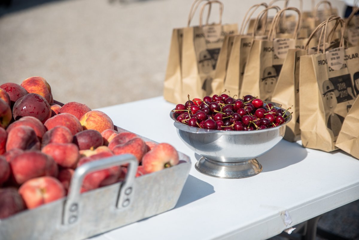 agriculturacat's tweet image. 🤝 Donem 16.000 kg de fruita i 174.000 litres de llet al @BancdlsAliments. 

Són els productes de la campanya de #fruita🍏 i de #llet 🥛 que havien d'anar a les #escoles, tancades pel #COVID19.

bit.ly/donaciofruitai…