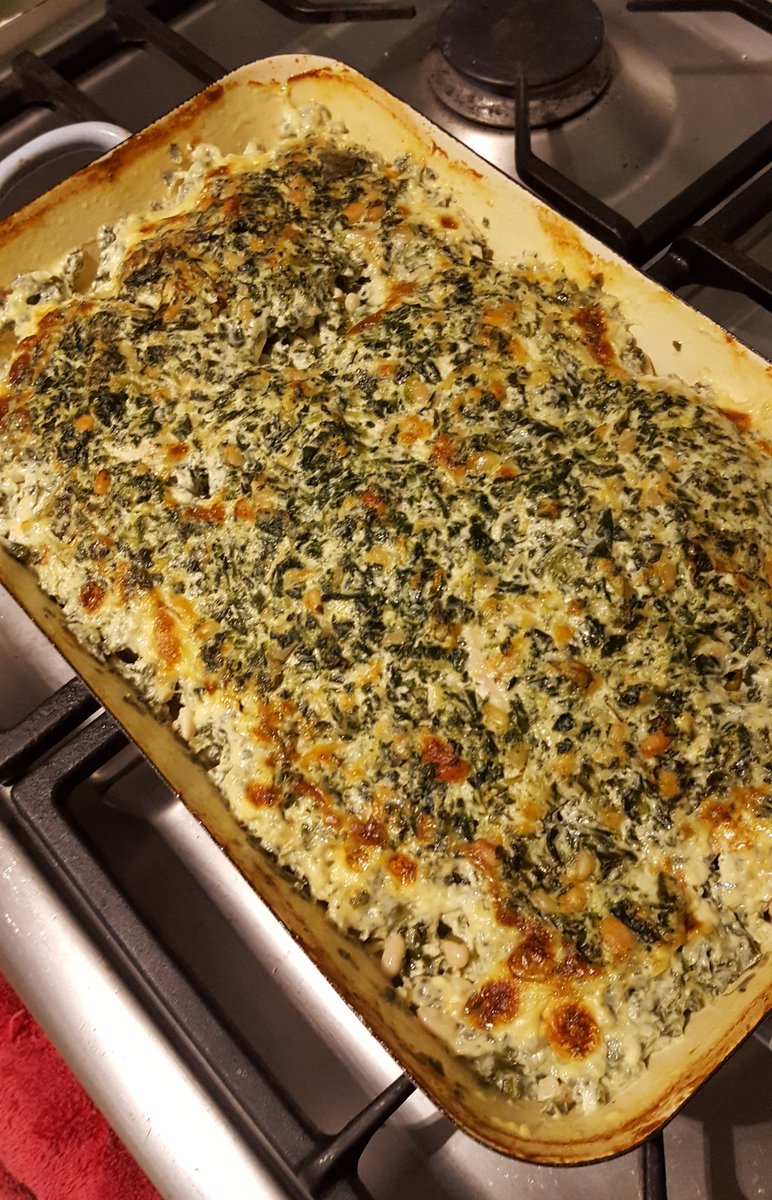 GabyLynch9's tweet photo. Only had one second helping, promise 😊 after all there is #dessert 😋 #dinnertime #spinachbake #chicken #dinnerfor4 🙄 #chocolate https://t.co/S1m2qRMbIm