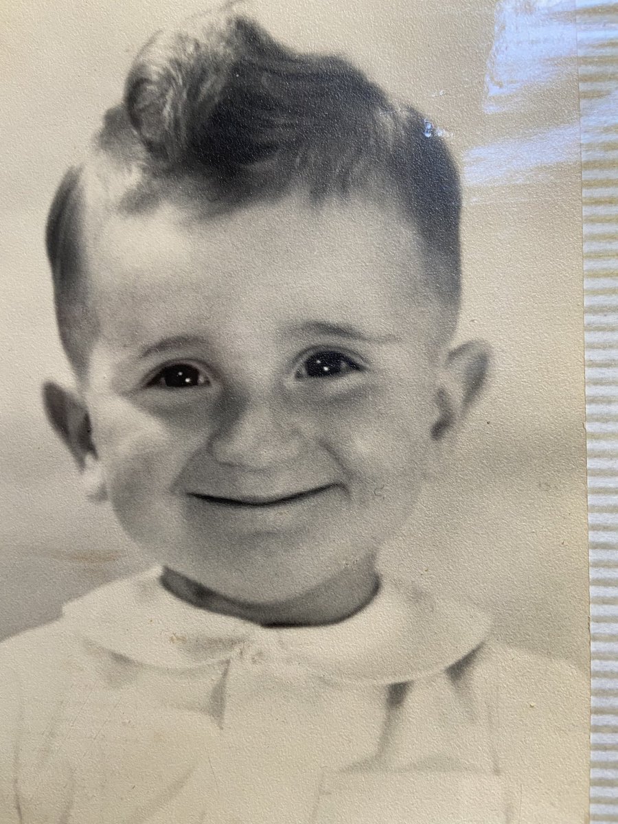 4 mei

Ik denk aan dit vrolijke baby’tje: het kind dat gered werd. Ik denk aan de mensen die hem redden. Hun onbeschrijflijke moed. De veiligste plek om hem te verstoppen: als hun kind. Ik ben dankbaar. Omdat dit kind gered werd, leven wij nu nog. 

Preciezer, leef ik nu.