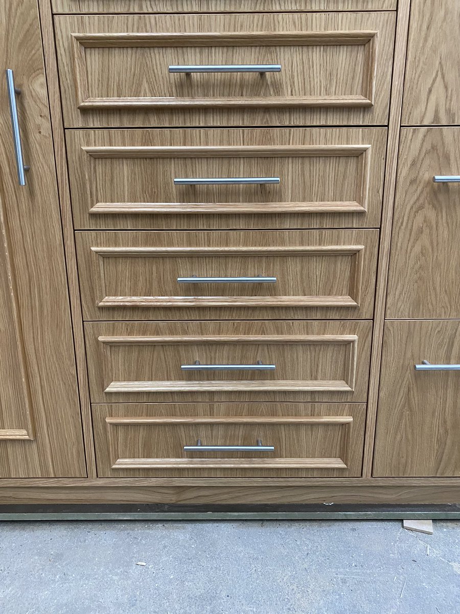 ProjaxInteriors's tweet image. Beautiful bespoke oak chest of drawers for a residential project we are currently working on. #bespokefurniture #oak #residential