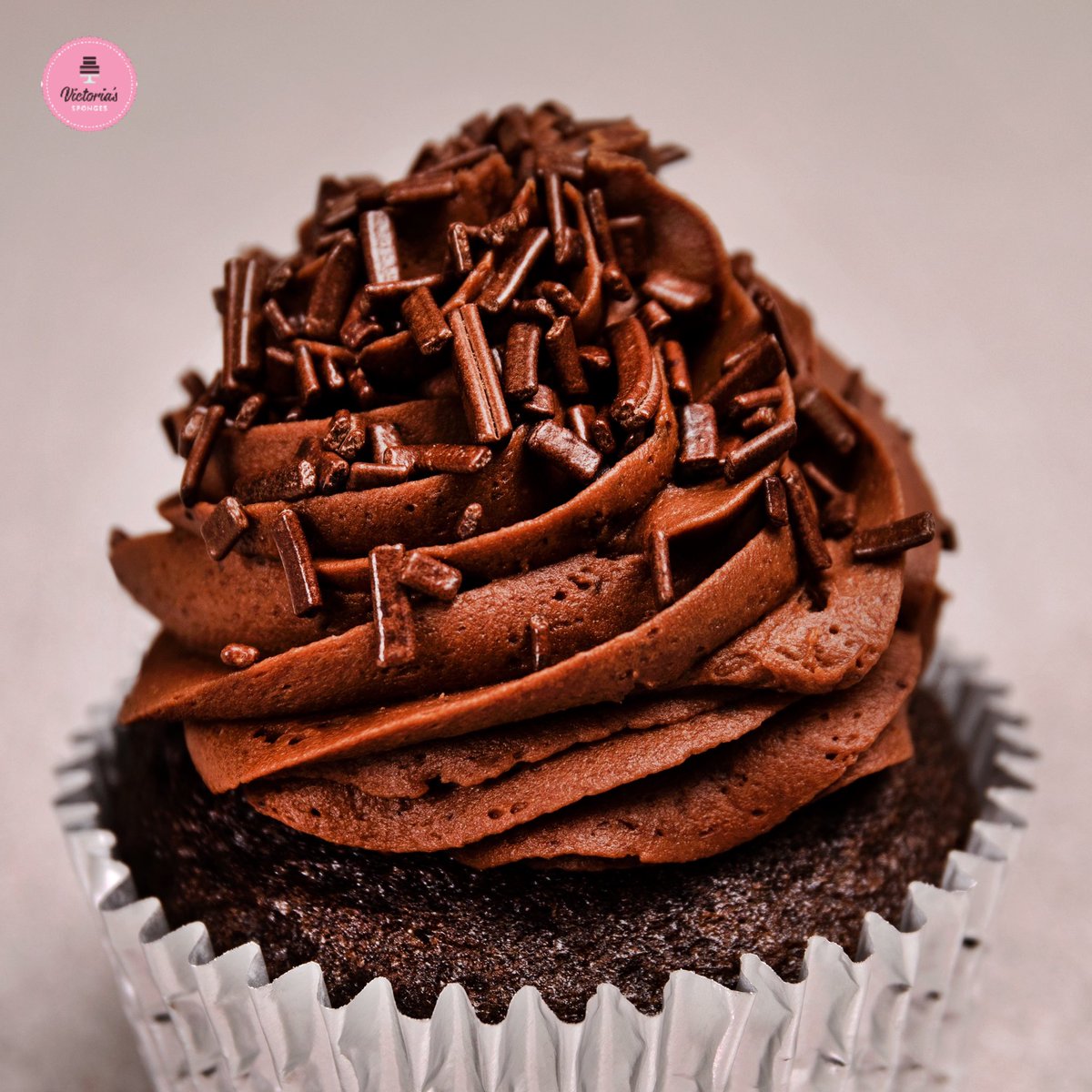VicSponges's tweet photo. BORED in #lockdown? Grab one of our baking kits to keep you (G&amp;T) and the kids (chocolate) busy! All of the ingredients are supplied so you can make them from scratch and enjoy in your own home #bakingkits https://t.co/mr3mIiDnOc https://t.co/x7TzrTcyrh