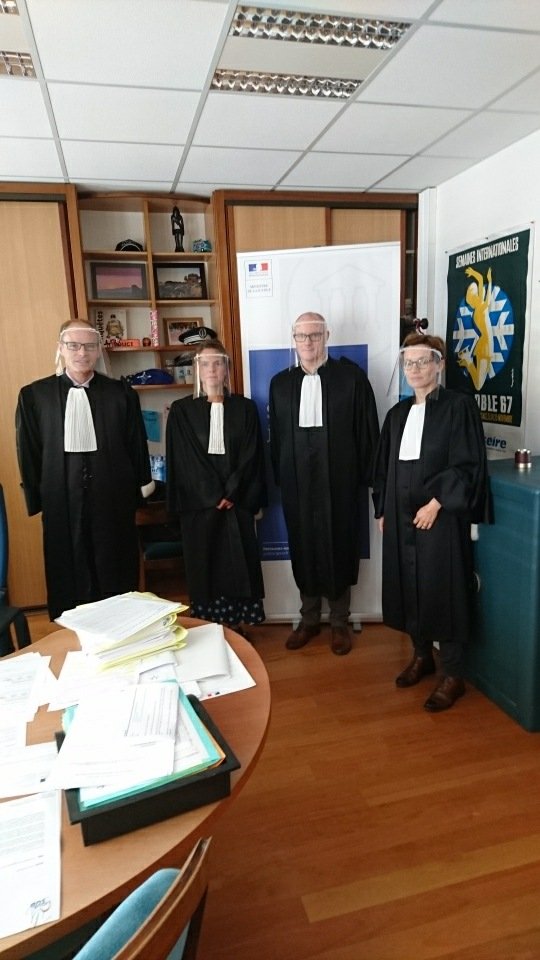 ProcureurGap's tweet photo. Un grand merci à l'association @makers05 qui a gracieusement mis à disposition des magistrats et des fonctionnaires du tribunal judiciaire de Gap des visières de protection.
Après une période de forte réduction de l'activité judiciaire pénale, le parquet est prêt pour la reprise. https://t.co/DLcGc0OsvA