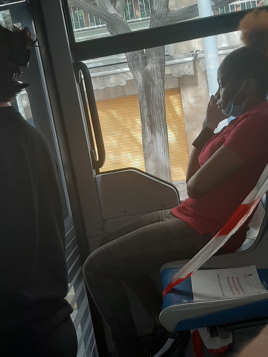 chispazo80's tweet photo. Lunes  #MascarillaObligatoria en el autobús 
Así dando ejemplo
#COVIDー19 #COVID19 https://t.co/BcaB8Jh9My
